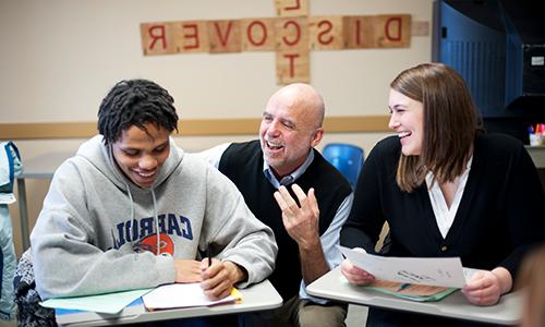 博天堂官方入口登陆登录 professor with students in classroom 